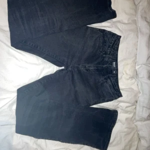 Bailey bootcut jeans! - Svarta bootcut jeans nästan aldrig använd, bra skickt!💞