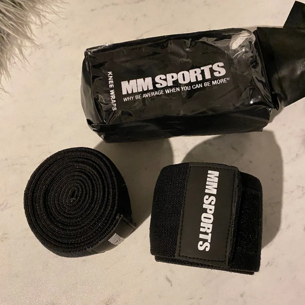 Svarta knee wraps från MM Sports. Helt oanvända.. Övrigt.