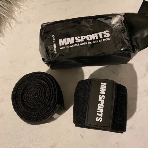 Knee wraps - MM Sports - Svarta knee wraps från MM Sports. Helt oanvända.