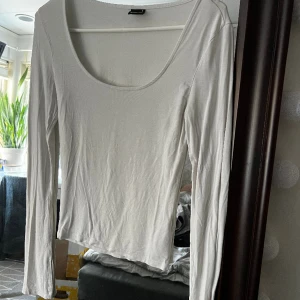 Populär topp från Gina  - Säljer denna snygga populära toppen från Gina. Kommer inte till användning. Går att ha U-ringningen fram och bak. Slits i armen 