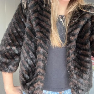 Trekvartsärmad pälsjacka - Cool och unik pälsjacka med mönster som får alla outfits att sticka ut! Skicket är jättebra, inga synliga defekter. Finns i dm för fler frågor, priset är förhandlingsbart vid snabb affär🌸🌸🌸