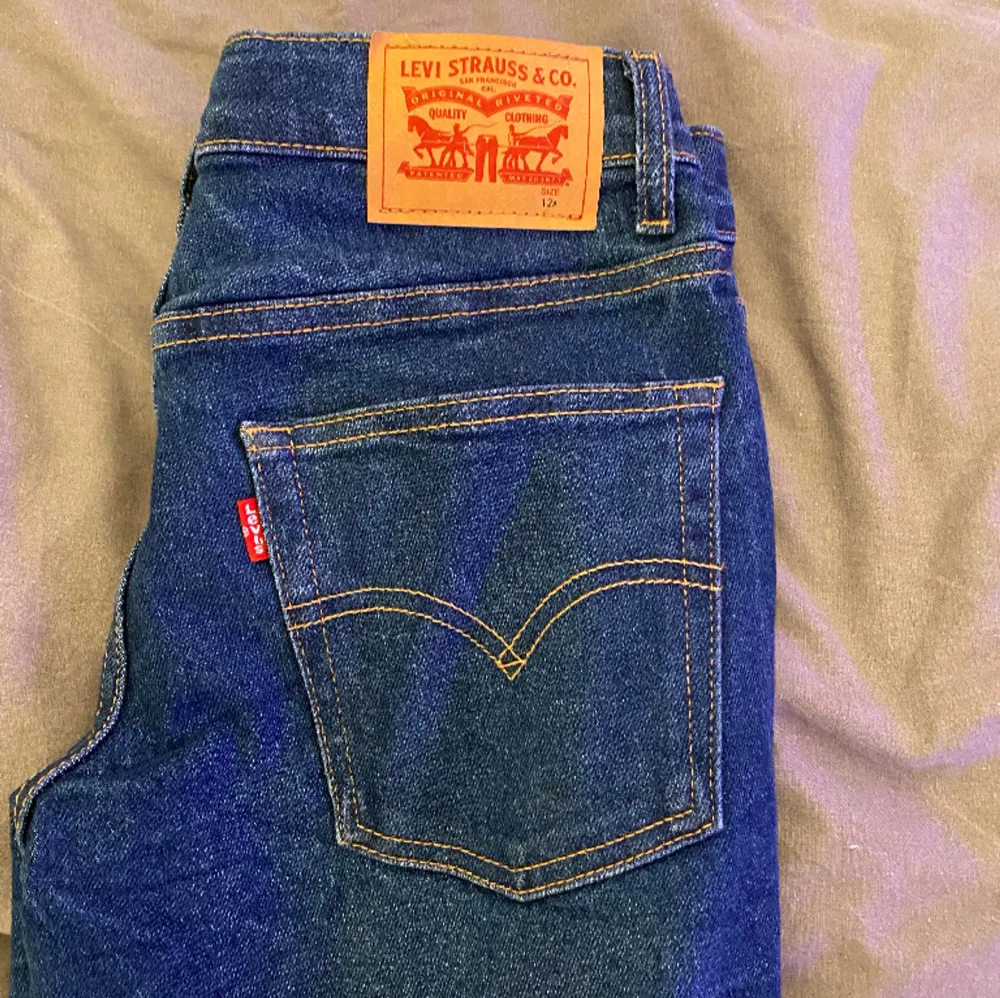 Tjena! Säljer ett par levis jeans. Säljer dessa för endast 120kr 29/32. Jeans & Byxor.