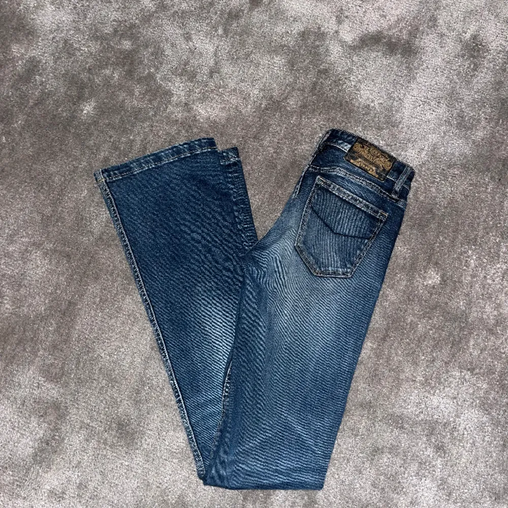 Säljer dessa superfina lågmidjade bootcut jeans från crocker. Såååå fina men tyvärr lite lite små på mig. Superfint skick, köpta här på Plick. Innerbenslängd 83, midjemått 33 rakt över men strechiga. Sry för dålig bildkvalité, hör av er vid frågor mm. Jeans & Byxor.