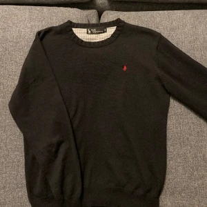 Polo Ralph Lauren tröja - Tröjan är i bra skick, Inga fel på den eller så. Det är en storlek M men liten i modellen så är storlek S