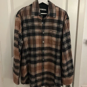 Our Legacy - Säljer min i princip oanvända our legacy skjorta i storlek 46 S/M. Använd endast en gång. Kommer med original förpackning och påse, dock utan kvitto då jag fick den som present.  Nypris: 2000kr Säljs för: 1000kr