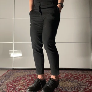 Finbyxor Five Units - Superfina svarta finbyxor från Five Units. Måttligt använda. Defekt ena fållen har släppt lite och behöver strykas upp med strykband. Stl 29, jag på bilde när oftast stl 38 i damstorlek.