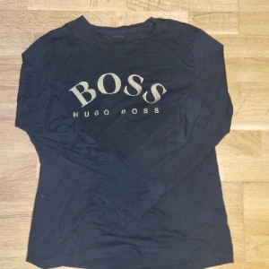 Hugo boss långärmad - Hej jag säljer denna hugo boss långarmade tröja eftersom att den ej passar längre, den är använd ett fåtal gånger och i ett väldigt bra skick