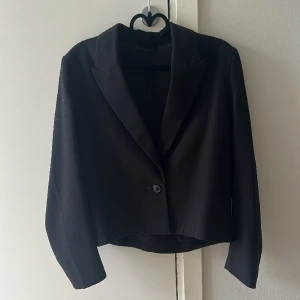 Kavaj från &other stories - Svart lätt croppad kavaj från &other stories i strl 32 (passar mig som har strl S)