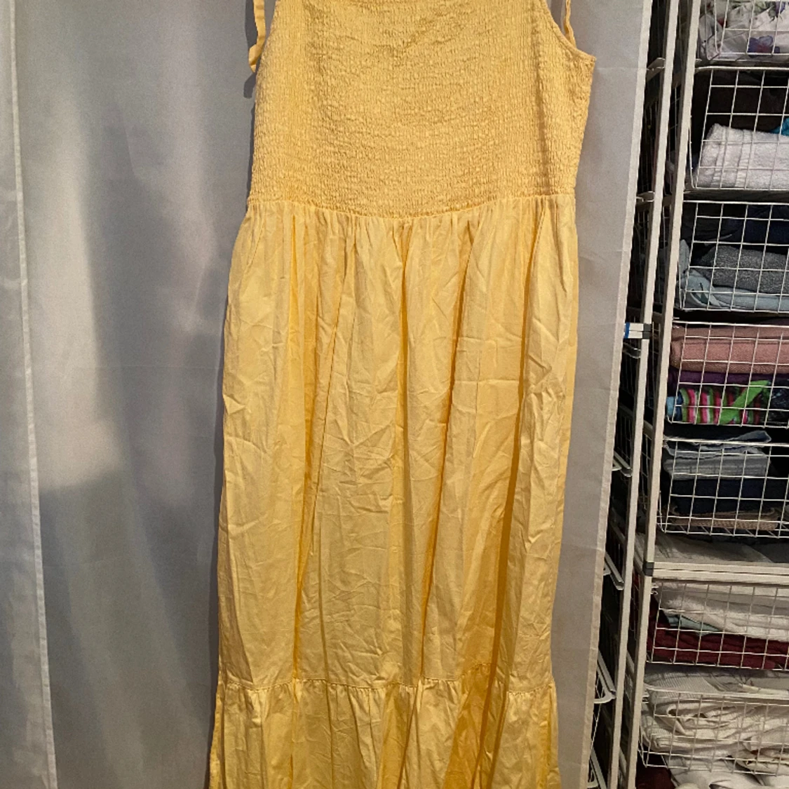 Söt sommarklänning i gult med volanger 