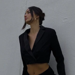 Croppad blazer - Bilden är från hemsidan! Croppad svart blazer med satin ”krage”. Använd typ 2 gånger men passar inte längre tyvärr💕