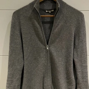 Soft goat zip - Säljer min snygga ziptröja från soft goat. Den är 100% Kashmir och mycket bra skick förutom ett hål i tröjan. Hör av dig om du har någon fundering!