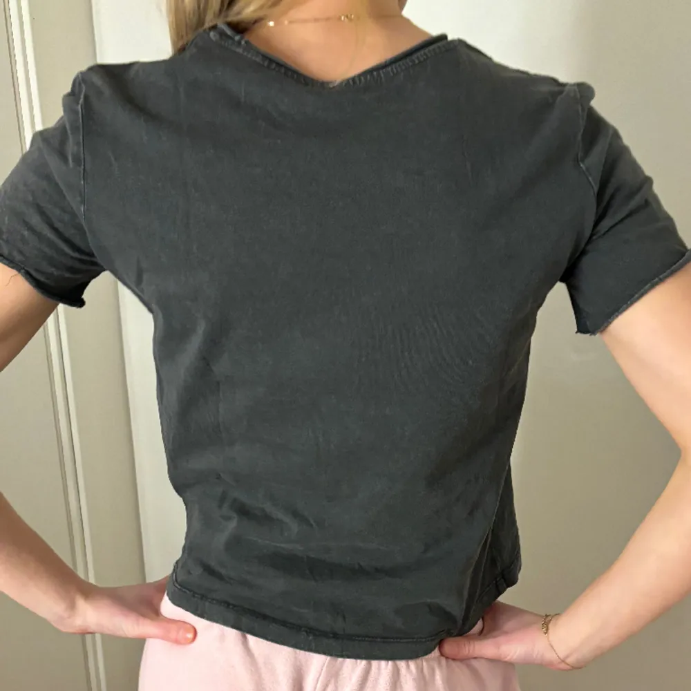 Snygg basic t-shirt från zara finns inte kvar i butik.❤️ Knappt använd och väldigt fin, har skruvat tyg uppe vid halsen.❤️❤️. Tröjor & Koftor.