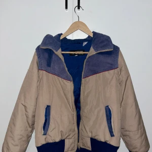 Vintage jacka - Köpt på Broadway & Sons för cirka 3 år sedan, den är begagnad vid köp, men jag har knappt använt den. Köpte den för ungefär 700kr. Man kan ta av ärmarna så det blir en väst också 🤗