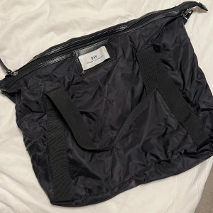 DAY väska - DAY väska i lite mindre modell. Topp skick 🦋 Mycket sparsamt använd