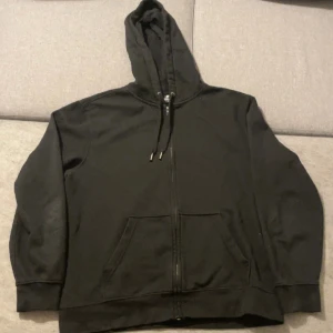 Basic zip up  - Basic zip up hoodie. Superbra skick. Storlek L 