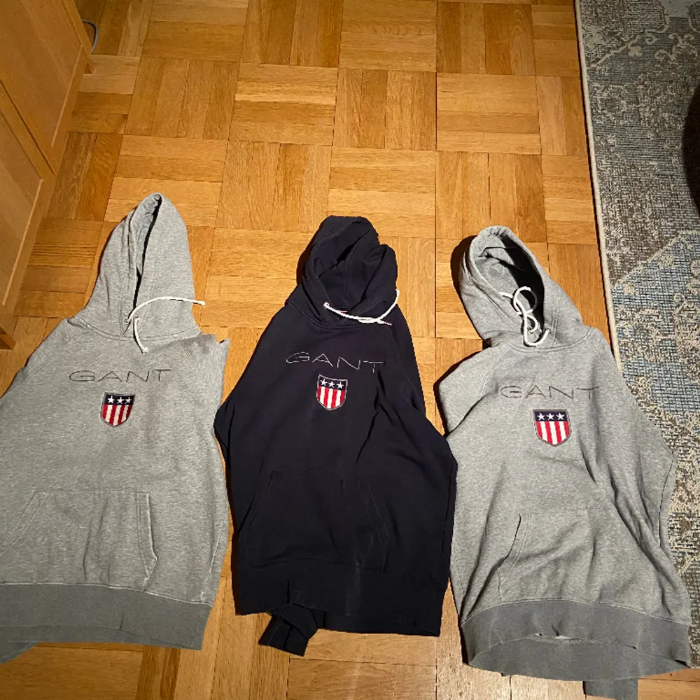 Tre stycken gant hoodies storlekar👇 Blå hoodie= L Gråa= 1 M och 1 L 230 styck eller två för 400 eller 575 för alla. Hoodies.