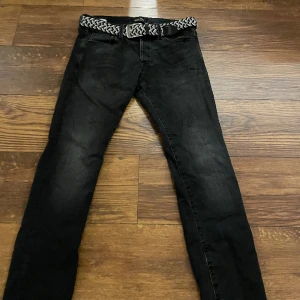 Svarta Jack & Jones jeans - Svarta Jack & Jones jeans storlek 28/30