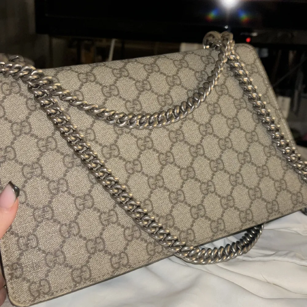 Gucci väska i väldigt bra skick, modellen säljs inte längre stor och rymlig, kvitto och dustbag medföljer  Nypris 29.200kr. Väskor.
