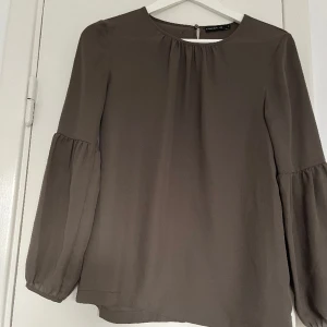 Blus märket Stockh lm - Mörkgrön Blus från Stockholm.