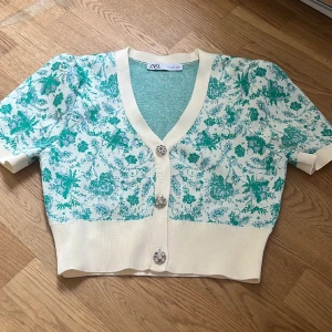 Zara cardigan kortärmad - Small, svagt glitter i mönstret, lite pofig axel, knappt använd