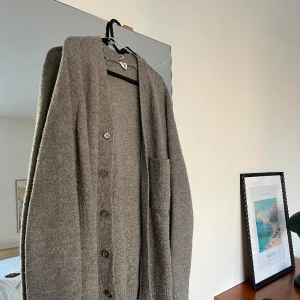 Stickad kofta - Säljer en stickad kofta ifrån Arket i storlek M. sitter true to size och är i nyskick, knappt använd. Pris kan diskuteras 