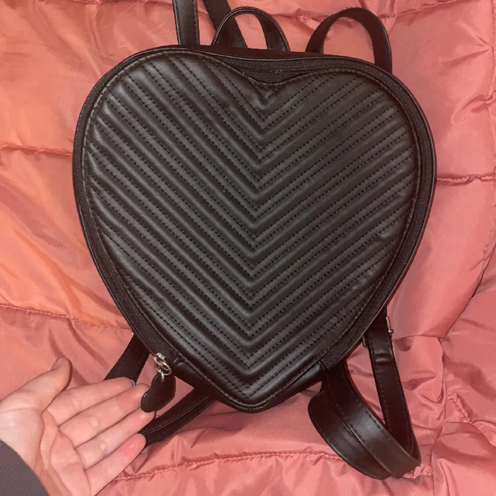Säljer denna jättefina hjärtväskan pågrund av att den inte kommer till andhämtning. Den är ungefär använd 2 gånger men Inge mer en så❤️. Övrigt.