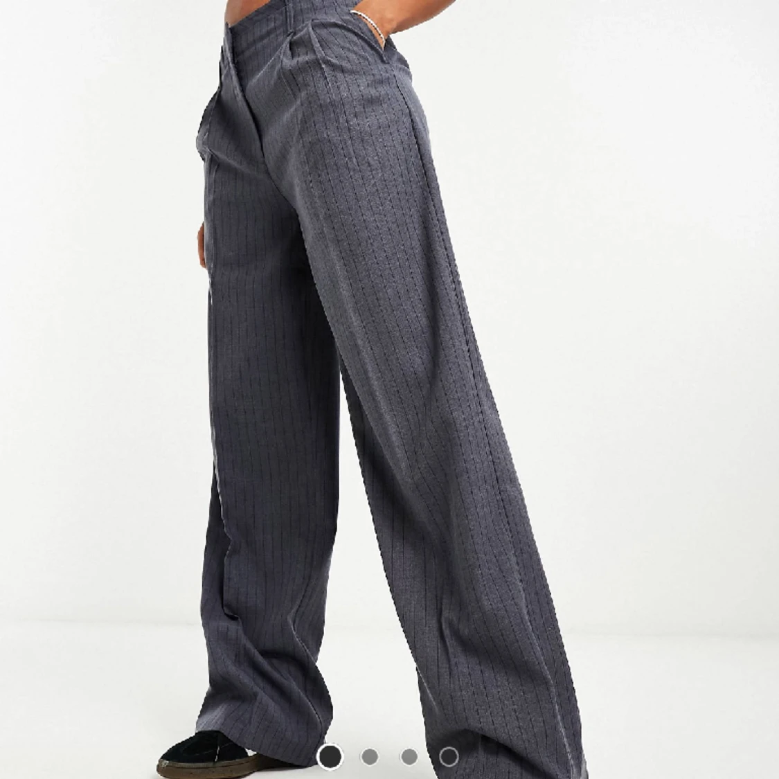 mörkgråa kostymbyxor med ränder