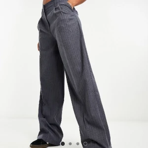 mörkgråa kostymbyxor med ränder - mörkgråa kostymbyxor med ränder. använt fåtalgånger, som nya! storlek S. säljer för 300, köpt för 519