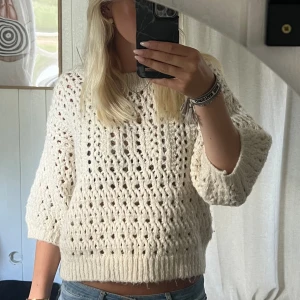 Stickad trekvartsärmad tröja  - Stickad trekvartsärmad tröja från Zara i fint skick 