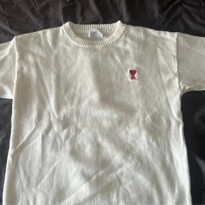 AMI Paris Sweatshirt - Säljer då den aldrig kommer till användning så skick 10/10 oanvänd. Storlek M men passar även L, väldigt skön.