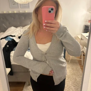 Kofta - Säljer denna gråa kofta då den inte kommer till användning,  Kommer från Lindex.💕