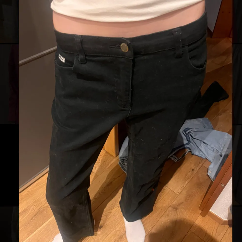 Säljer dom här svarta lågmidjade bootcut jeansen!💕 köpta på Sellpy men tyvärr är dom för små på mig (inte bild på mig)💕 passar 36or 38 or 💕. Jeans & Byxor.