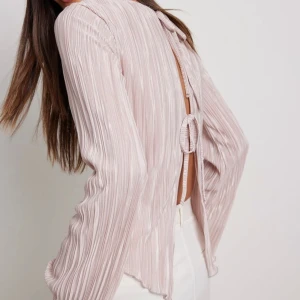 Tröja - Jättesöt rosa tröja från Na-kd med öppen rygg. Storlek small💓 Använd fåtal gånger. Köpt för 399, säljer för 200. 🫶🏽