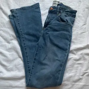 Säljer ett par snygga blå bootcut jeans från lager 157 i storlek 160 men passar som xs/s💗säljer för att jag har ett par typ likadana.