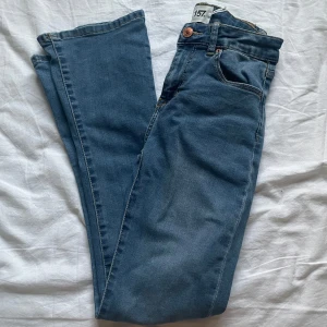 Blå bootcut jeans - Säljer ett par snygga blå bootcut jeans från lager 157 i storlek 160 men passar som xs/s💗säljer för att jag har ett par typ likadana.