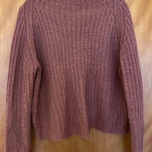 Brun stickad tröja från Lindex - Säljer en supermysig gammalrosa stickad tröja från Lindex i storlek XS. Perfekt för höst och vinter. Tröjan har långa ärmar och en lös passform. Katt finns i hemmet, men allt jag säljer är nytvättat och rollat 💛