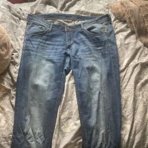 Lågmidjade jeans  - Ett par lågmidjade jeans som är skinny, men kan sys till bootcut,  