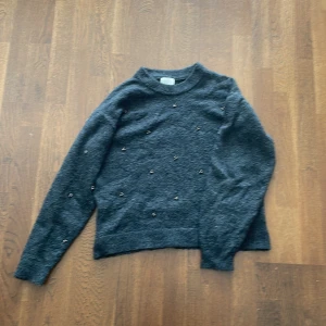 Mörkgrå tjocktröja - Jättefin och skön perfekt för hösten/ skolstarten. Bra i storleken. Bra i skick, inga fläckar men lite nopprig