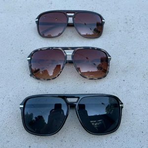 Solglasögon  - HELT NYA. Fetaste solglasögonen?!?   Helt nya solglasögon, made in Italy, i 3 olika färger. Finns i brunt, leopard, svart. Coolt fodral medföljer.  Tags: Rayban boyfriend, Tom Ford solglasögon, grisch solglasögon, carrera, Valentino, Louis Vuitton, O