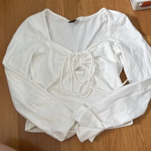 Vit tröja - Jättesöt vit tröja ifrån Gina. Aldrig använt, passar jättebra till blåa jeans/shorts. Säljer för 150🫶🏼💕
