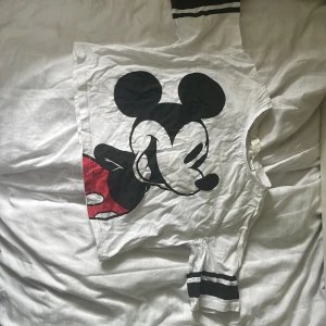 20kr  - En t-shirt storlek 134-140 och är lite magtröja 