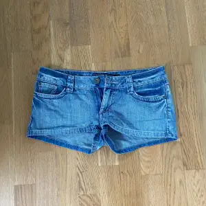 Supersnygga Lågmidjade jeansshorts! Köpta av en tjej här på Plick men passade tyvärr inte. Inga defekter💕💕 Midjemått tvärsöver: 40 cm Grenhöjd: 18 cm