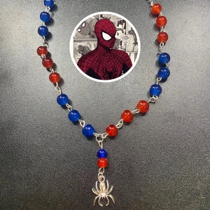 Spider man halsband - Spider man halsband som är 100% handgjord av mig! Tryck ej på köp nu utan att fråga mig!!! 
