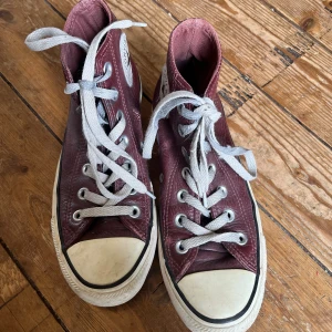 Läder converse  - Sko snörena är lite smutsiga men det går att byta ut🙌 skorna är använda men det syns inte💕 Pris kan diskuteras 🙌 Dom kostar ny 630kr