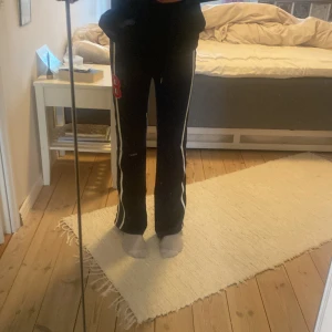 Edikted byxor - ”Yogapants” från Edikted🌟 Jättesköna och stretchiga! Säljer pga tycker de är för korta på mig💗 (Jag har de väldigt lågmidjat nu därför ser de inte korta ut på dessa bilderna (172cm)) 