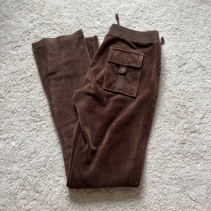 Vintage juicybyxor - Behöver pengar och dessa kommer inte till användning längre. Dock är de så snygga och påminner om kardashians under tidigt 2000-tal! Storlek M men passar mer xs/s🫶   (Sista bilden är lånad)