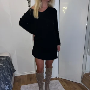 Svart stickad klänning - Säljer en superfin svart stickad klänning i storlek S. Den är perfekt för höst och vinter, och är både mysig och stilren. Klänningen har långa ärmar och en normal passform. Den är enkel att matcha med både stövlar och sneakers. Perfekt för både vardag och fest!
