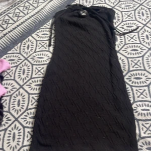 Klänning  - Fin svart klänning från Hm endast testad ! Säljer då den aldrig kom till användning och nu är för liten! Den är i storlek Xs! Den är även ganska stretchig 💕 priset går alltid att diskuteras!💕