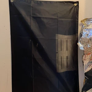 Billie eilish ”flagga” - Säljer denna custom Billie eilish ”flaggan” från amazon  råkade beställa fel storlek så ska beställa en ny men säljer vidare denna! Den är 60x90cm