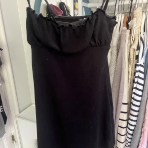 Hm klänning  - Svart hm klänning, supersnygg med en tjocktröja över som kjol!